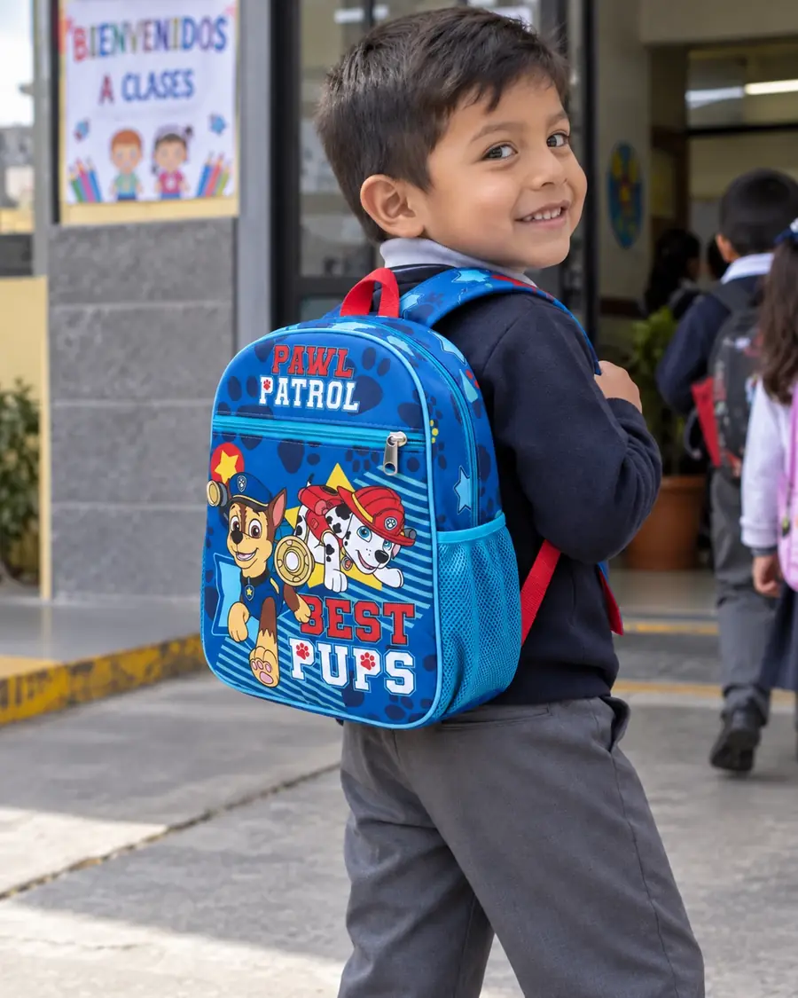 Niño con su mochila escolar de personajes llegando a clases