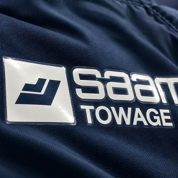 Logo en DTF sobre una mochila personalizada